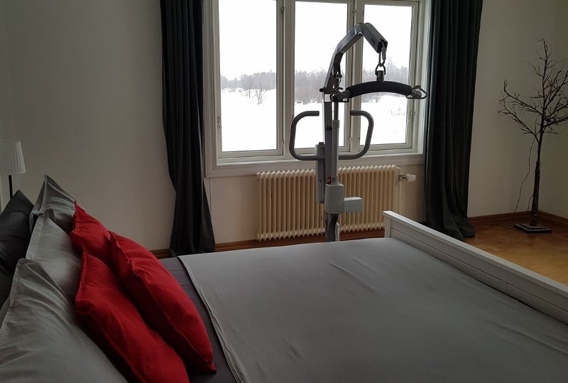 Rollstuhlgerechte Ferienwohnung mit Pflegebett mit Hebevorrichtung bis 180 kg