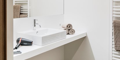 Rollstuhlgerechte Unterkunft - Österreich - Badezimmer mit unterfahrbarem Waschtisch, behindertengerechte Dusche und WC mit Haltegriffen - freiraum Apartments