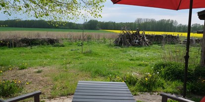 Rollstuhlgerechte Unterkunft - Niedersachsen - Terrasse mit Blick über Garten und Felder - Hof Elsbusch