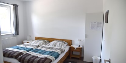 Rollstuhlgerechte Unterkunft - Niedersachsen - Schlafzimmer mit Pflegebetteinsatz auf der Innenseite  - Urlaubsziel Hooksiel - Barrierearm