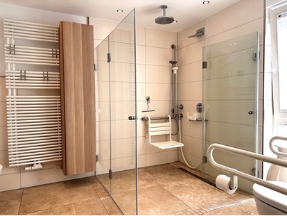 Rollstuhlgerechte Unterkunft - Deutschland - Dusche mit eingehängtem Duschsitz - Landhaus Wilkens