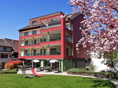 Rollstuhlgerechte Unterkunft - Region Schwaben - Hotelgarten mit Blick auf das Hotel - Ferienhotel Bodensee, Stiftung Pro Handicap