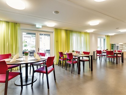 Rollstuhlgerechte Unterkunft - Region Schwaben - Restaurant mit Blick auf das Frühstücksbuffet - Ferienhotel Bodensee, Stiftung Pro Handicap