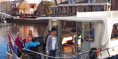 Rollstuhlgerechte Unterkunft - Niederlande - Das geräumige Achterdeck. - Behindertengerechtes Motorschiff ARON zum selber fahren