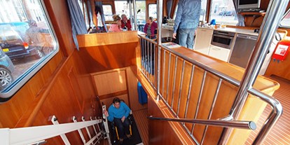 Rollstuhlgerechte Unterkunft - Niederlande - Der Innenlifter zum Unterdeck (max. 200 KG). - Behindertengerechtes Motorschiff ARON zum selber fahren