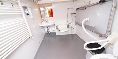 Rollstuhlgerechte Unterkunft - Niederlande - Das Bad mit verstellbarem Waschbecken, Dusche, Toilette (beide mit Haltengriffen) und Klappliege. - Behindertengerechtes Motorschiff ARON zum selber fahren
