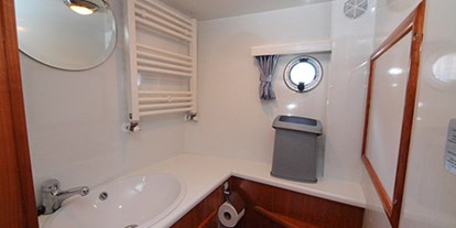 Rollstuhlgerechte Unterkunft - Niederlande - Die separate Gäste Toilette im Flur unter Deck. - Behindertengerechtes Motorschiff ARON zum selber fahren