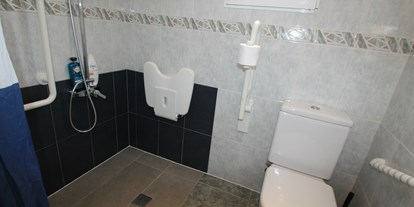 Rollstuhlgerechte Unterkunft - Spanien - Schwellenloser Duschbereich mit Haltegriffen und Duschklappsitz - Residencial Thomas A1-A4
