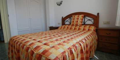 Rollstuhlgerechte Unterkunft - Spanien - OG Hauptschlafzimmer mit großem Doppelbett und Kleiderschrank - Residencial Thomas A1-A4