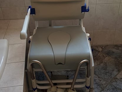 Rollstuhlgerechte Unterkunft - Bayern - Duschstuhl mit Kopf- und Fussstütze kippbar - Pflegepension am Kronbügl