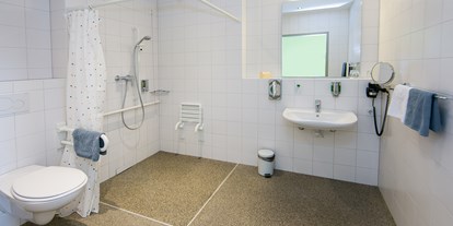 Rollstuhlgerechte Unterkunft - Bayern - ...  barrierefreie Badezimmerausstattung mit Notsignal, - business+conference Sporthotel Großwallstadt