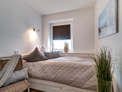 Rollstuhlgerechte Unterkunft - Ostsee - Schlafzimmer mit verstellbarem Einzelbett - Luxusferienwohnung Hafenkino in Kappeln/Olpenitz