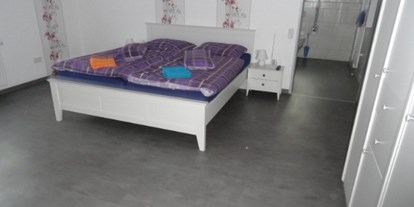 Rollstuhlgerechte Unterkunft - Niedersachsen - Großes Bett mit Sender für internen Hausnotruf - Ferienhaus Amelsberg