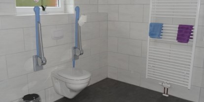 Rollstuhlgerechte Unterkunft - Niedersachsen - Toilette mit beidseitig klappbaren Haltegriffen - Ferienhaus Amelsberg