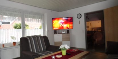 Rollstuhlgerechte Unterkunft - Niedersachsen - Wohnzimmer mit 55 Zoll Fernseher - Ferienhaus Amelsberg