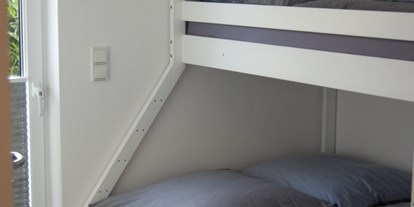 Rollstuhlgerechte Unterkunft - Niedersachsen - Schlafzimmer mit Etagenbett für bis zu 3 Personen - Ferienwohnung am See