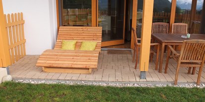 Rollstuhlgerechte Unterkunft - Österreich - Holzliege auf Terrasse - Villa Mandl bei Zell am See Pool Sauna Hunde erl. Rollstuhlgängig