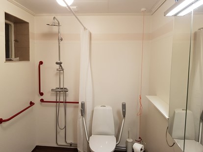 Rollstuhlgerechte Unterkunft - Unterkunftsart: Ferienwohnung - Both of our apartments have acesssible roll-in wetrooms, although one is slightly on the small side so more suited to guests who can stand and make their own way to the shower chair.  - The Friendly Moose Lapland