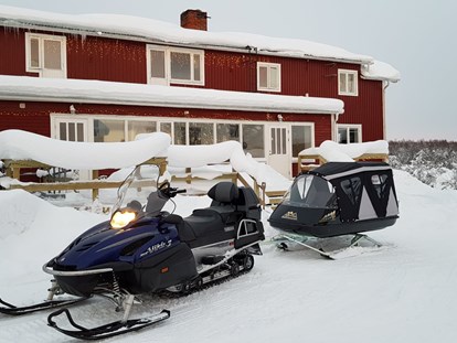 Rollstuhlgerechte Unterkunft - Unterkunftsart: Ferienwohnung - Our snowmobile and pulka can transport you into the most magical winter forests, where we can enjoy coffee and food cooked over an open fire.. - The Friendly Moose Lapland