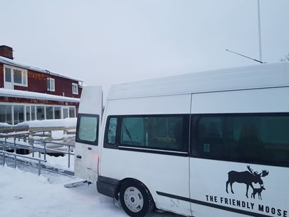 Rollstuhlgerechte Unterkunft - Unterkunftsart: Ferienwohnung - Airport transfers and all travel throughout your winter holiday is on our wheelchair-adapted high-roof minibus. We have 9 seats, plus space for 2 passengers to travel in their own wheelchair. The Friendly Moose has ramp access and all guest accommodation is on the ground floor. - The Friendly Moose Lapland