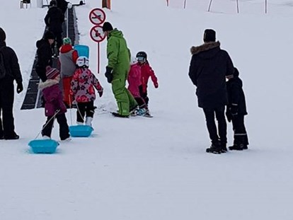 Rollstuhlgerechte Unterkunft - Unterkunftsart: Ferienwohnung - Gentle sliding fun on our sledges and large snowtube. Rediscover the child inside you. - The Friendly Moose Lapland