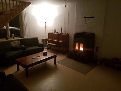 Rollstuhlgerechte Unterkunft - Unterkunftsart: Ferienwohnung - After time outside it's lovely to warm and relax in the cosy room... - The Friendly Moose Lapland