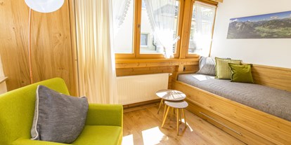 Rollstuhlgerechte Unterkunft - Bayern - Kleines Nebenzimmer/Wintergarten mit einem Couch-Bett (vollwertige Matratze). - Alp Chalet Kleinwalsertal