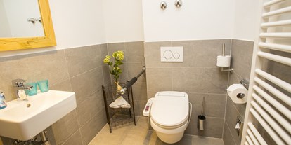 Rollstuhlgerechte Unterkunft - Bayern - Separate Toilette mit schwenkbaren Haltegriff und Popdusche - Alp Chalet Kleinwalsertal
