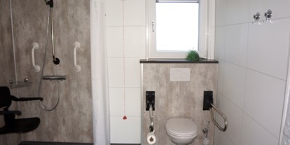 Rollstuhlgerechte Unterkunft - Niederlande - Rollstuhlgerechtes Badezimmer im Ferienhaus - Rollstuhl-Urlaub in Zeeland "Paul Kaiser"