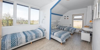 Rollstuhlgerechte Unterkunft - Niederlande - Dreibettzimmer mit Waschbecken - Modestia Groepsverblijf Texel