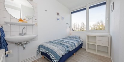 Rollstuhlgerechte Unterkunft - Niederlande - Einzelzimmer mit Spiegel und Waschbecken - Modestia Groepsverblijf Texel