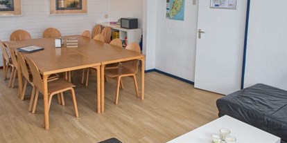 Rollstuhlgerechte Unterkunft - Niederlande - Esstisch mit Stühlen für 12 Personen - Modestia Groepsverblijf Texel
