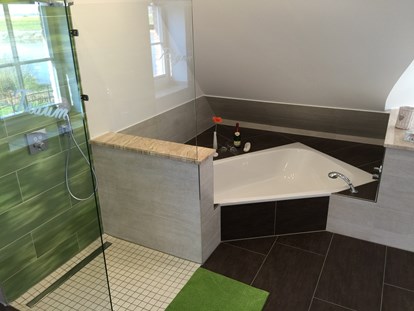 Rollstuhlgerechte Unterkunft - Deutschland - Dusch- und Wannenbad im Obergeschoß - Ferienhaus“Rügen-Traum“ für bis zu 8 Personen auf Rügen