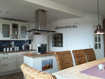 Rollstuhlgerechte Unterkunft - Deutschland - Komfortküche mit umfahrbarer Kochinsel Ferienhaus"Rügen-Traum" - Ferienhaus“Rügen-Traum“ für bis zu 8 Personen auf Rügen