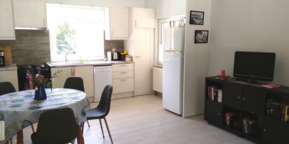 Rollstuhlgerechte Unterkunft - Die voll ausgestattete Küche bildet eine Einheit mit dem Ess- und Wohnbereich - Joleni Cottage