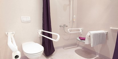 Rollstuhlgerechte Unterkunft - Bayern - Rollstuhlgerechtes Badezimmer des Hotels - 100 % barrierefreies Hotel Lichtblick in Münchner Umgebung