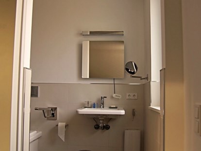 Rollstuhlgerechte Unterkunft - Unterkunftsart: Ferienwohnung - Bad: Verstellbarer Spiegel
unterfahrbarer Waschtisch - Refugium am See