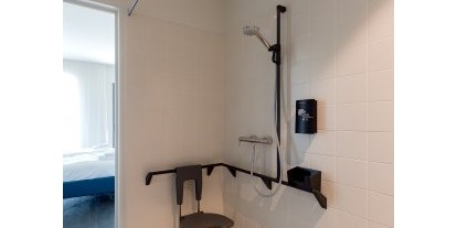 Rollstuhlgerechte Unterkunft - Unterkunftsart: Hotel - Ebenerdige Dusche mit Duschsitz - HOTEL DOMEIN POLDERWIND - Urlaub ohne Einschränkungen