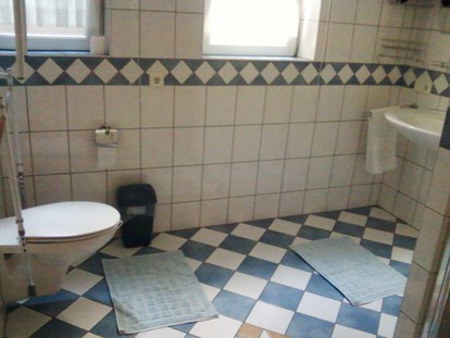 Rollstuhlgerechte Unterkunft - Bayern - Toilette mit Haltegriffen und Sitzerhöhung bei Bedarf - Ferienwohnung Mitterer Waging am See