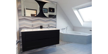 Rollstuhlgerechte Unterkunft - Meer - Das Badezimmer im OG mit Badewanne und Dusche (hinter den Waschbecken) - Ferienhaus Bretagne - Plouarzel