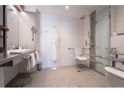 Rollstuhlgerechte Unterkunft - Unterkunftsart: Hotel - Badezimmer in der Kategorie Comfort Plus - Hotel INCLUDiO 
