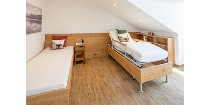 Rollstuhlgerechte Unterkunft - Bayern - Schlafzimmer Nr. 1: Bett mit Pflegebetteinsatz - Rollstuhlgerechte Ferienwohnung in Pfronten