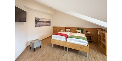 Rollstuhlgerechte Unterkunft - Bayern - Schlafzimmer Nr. 1: Betten als Doppelbett - Rollstuhlgerechte Ferienwohnung in Pfronten