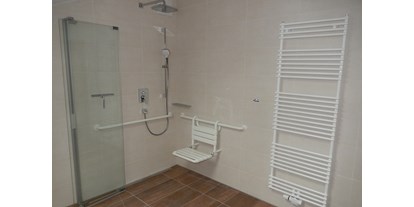 Rollstuhlgerechte Unterkunft - Bayern - Bad mit großer Dusche und Duschsitz - Rollstuhlgerechte Ferienwohnung in Pfronten