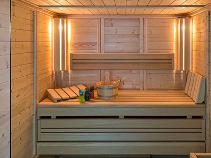 Rollstuhlgerechte Unterkunft - Deutschland - Sauna mit eingefahrener unterer Sitzbank - Ferienwohnung Freiheit