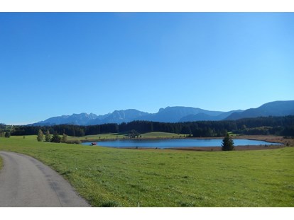 Rollstuhlgerechte Unterkunft - Bayern - Durch saftig grüne Wiesen zu blau glitzernden Seen und Weihern - Barrierefreies Appartement in Pfronten