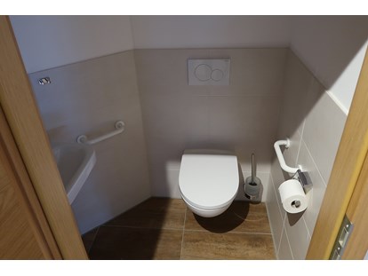 Rollstuhlgerechte Unterkunft - Bayern - WC mit Haltegriffen und Waschbecken - Barrierefreies Appartement in Pfronten