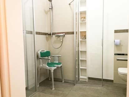 Rollstuhlgerechte Unterkunft - Unterkunftsart: Ferienwohnung - Die Dusche im barrierefreien Bad lässt sich komplett öffnen. Ein Duschstuhl steht natürlich kostenfrei auf Anfrage zur Verfügung. Auch ein Rutschbrett ist vorhanden. - MeerOstseeZeit 