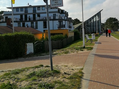 Rollstuhlgerechte Unterkunft - Deutschland - Barrierefreie Promenade in Glowe. Am Ende liegt das Restaurant Ostseeperle, welches barrierefrei ist und auch über entsprechende Toiletten verfügt.  - MeerOstseeZeit 