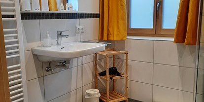 Rollstuhlgerechte Unterkunft - Bayern - harmonisch Eingerichtetes Badezimmer mit unterfahrbarem Waschtisch - Ferienwohnungen Weberhof